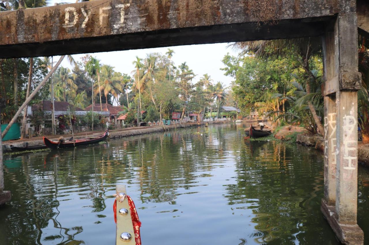 Отель Sreekrishna Houseboat C/O Sreekrishna Ayurveda Panchakarma Centre Alappuzha Экстерьер фото